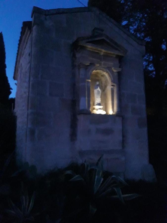 Mas De La Chapelle Sainte-Elisabeth Villa Tarascon Luaran gambar
