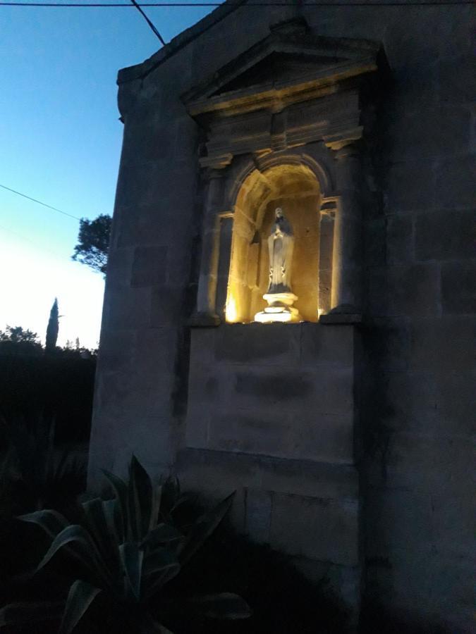 Mas De La Chapelle Sainte-Elisabeth Villa Tarascon Luaran gambar